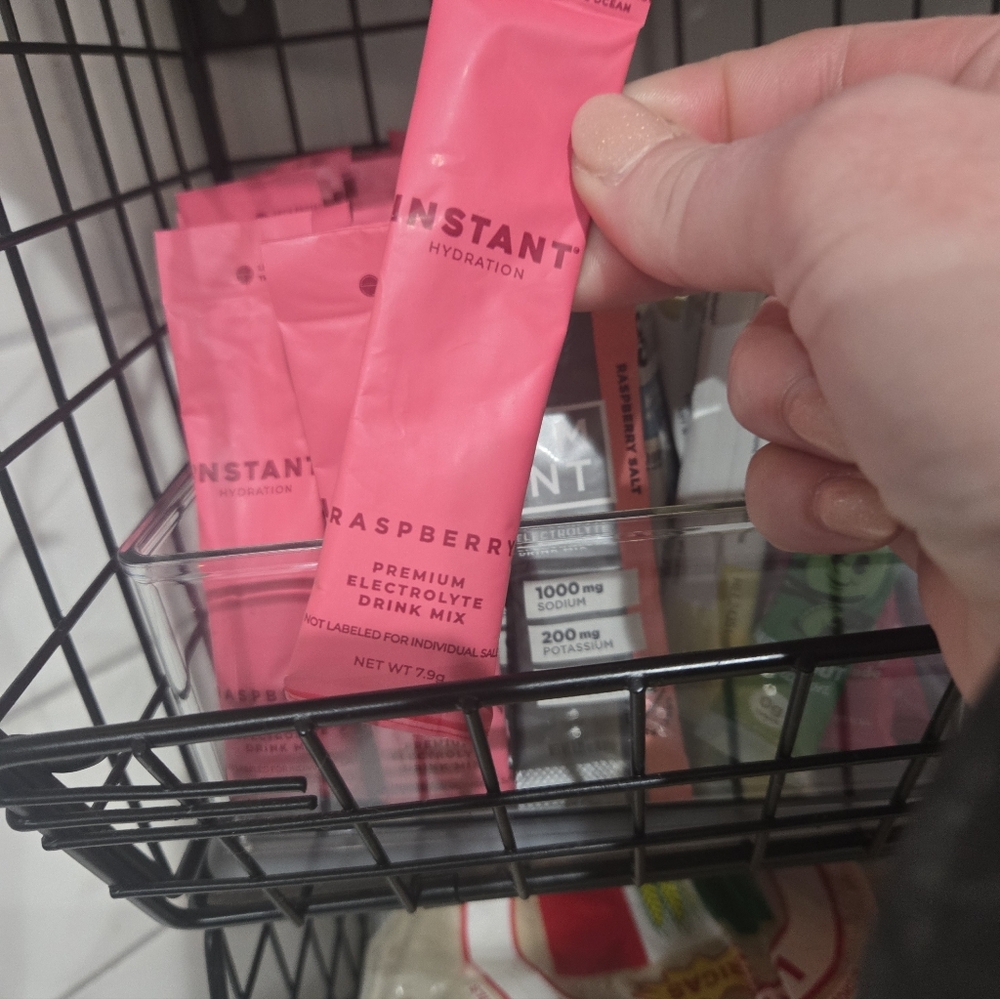 INSTANT Hydration Raspberry Packets - Picture 3 of 5